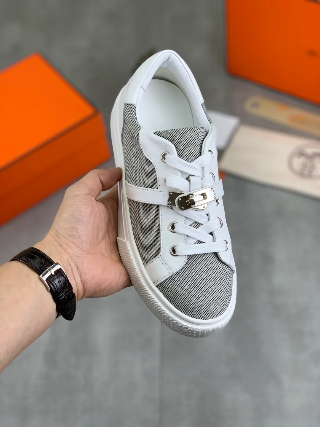 Men's men's shoes 💰P640 New Hermes top version Hermès classic couple style #𝐊𝐞𝐥𝐥𝐲 buckle casual white shoes skateboard shoes that will not conflict with shoes at all. Full of unknowns, Hermès rarely produces flat casual shoes and they are paired with classic palladium-plated Kelly shoe buckles! You'll fall in love with it at first sight. It's super versatile and can be worn with any skirt or pants. 🉑️Close your eyes and wear it. It's super noble. Fabric: Specific cowhide/canvas material. Lining: Sheepskin lining. Outsole: Original molded TPU outsole. Size: 35-45.